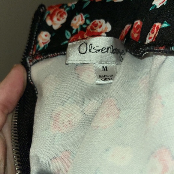 Beautiful skirt-great quality. Comfy as it as great stretch! Nice zipper in back - Picture 3 of 7